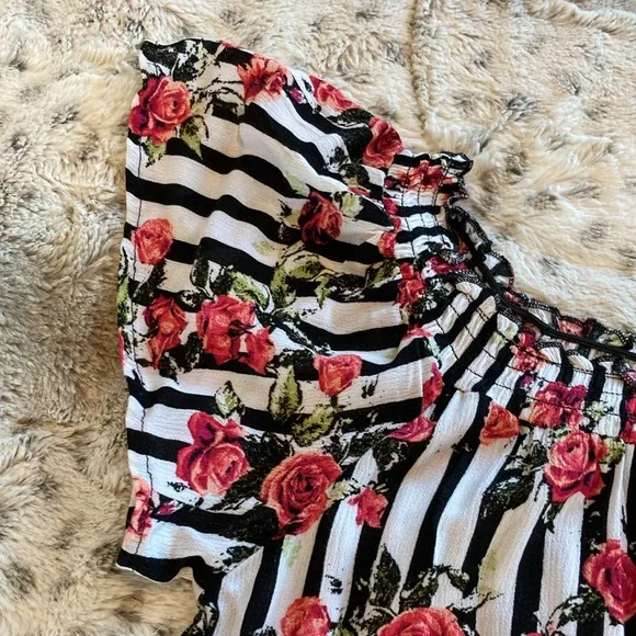 Flutter sleeve or off the shoulder top. Size M. - Picture 3 of 9